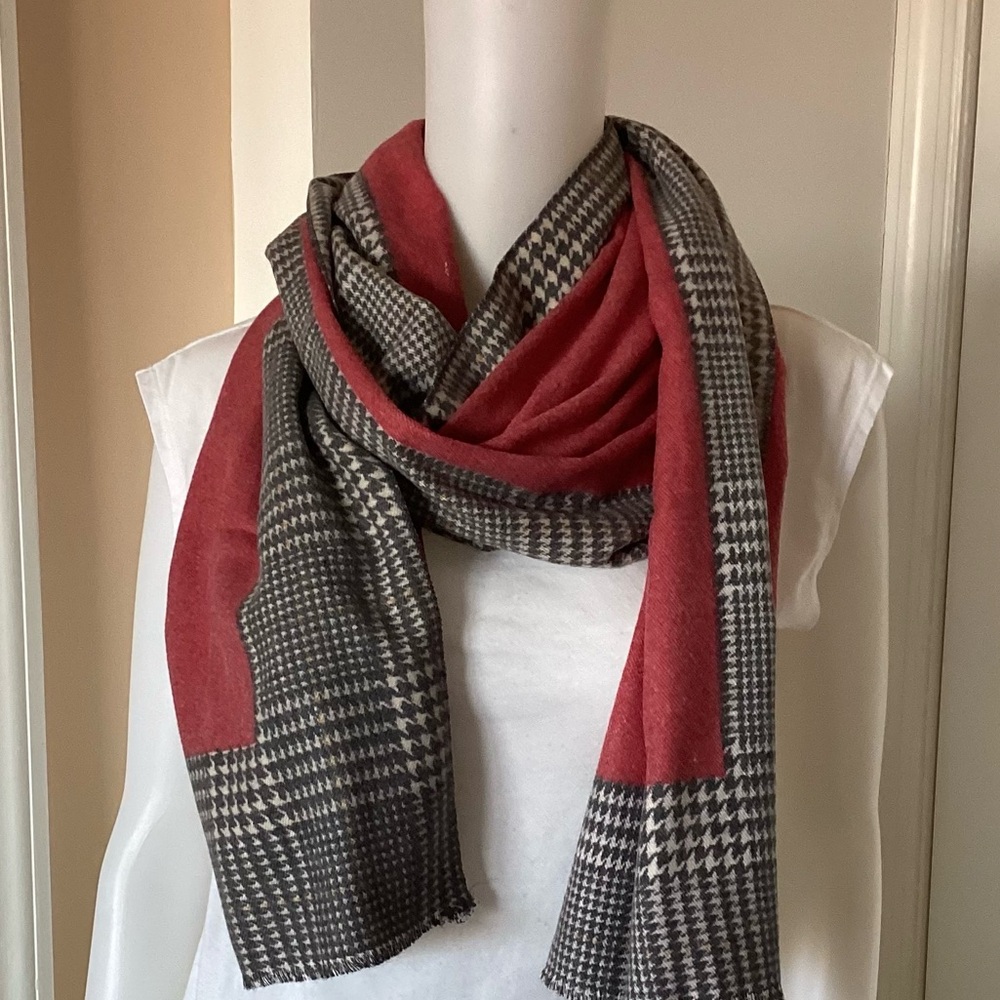 Pretty Persuasions Scarf.